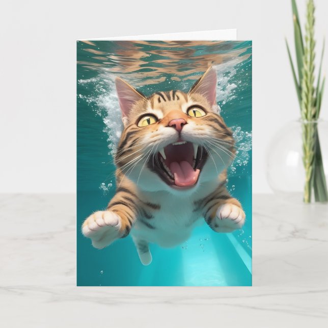 Tarjeta Un gato dulce nadando bajo el agua en la piscina e (Anverso)