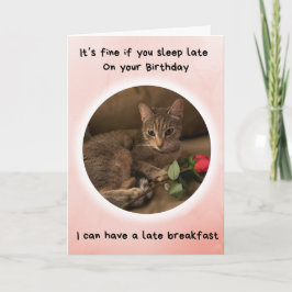 Tarjeta Un gato gracioso dice que puedes dormir hasta tard
