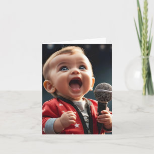 Tarjeta Un niño adorable cantando con entusiasmo en blanco