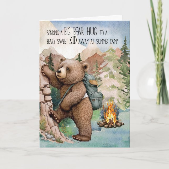 Tarjeta Un niño que se abraza en un campamento de verano (Anverso)