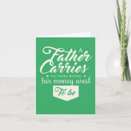 Tarjeta Un padre lleva fotos Día del Padre