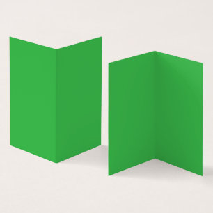 Tarjeta Un paisaje exuberante lleno de árboles verdes dens