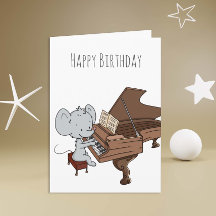 Un ratón pequeño tocando el piano feliz cumpleaños