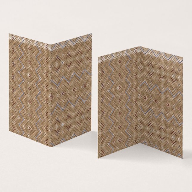 Tarjeta Una alfombra marrón con una característica simétri (Interior y exterior)