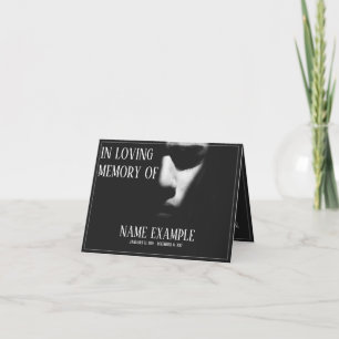 Tarjeta Una cara dormida en media sombra