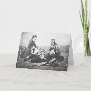 Tarjeta Una enfermera cuidando a un hombre herido