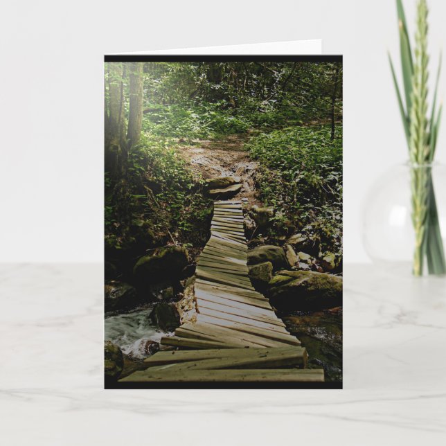Tarjeta Una foto del puente de madera del bosque del paso (Anverso)
