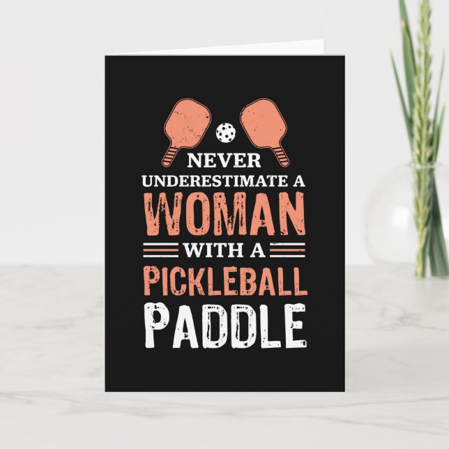 Tarjeta Una mujer con un regalo de paleta de Pickleball (Anverso)