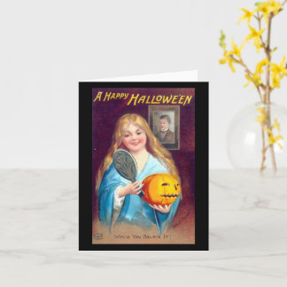 Tarjeta Una niña feliz de Halloween cepillándose el cabell