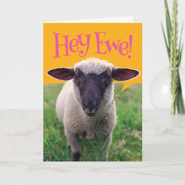 Tarjeta ¡Una Oveja Cuidada Diciendo Hey Ewe! Feliz cumplea (Anverso)