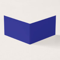 una pared azul con un reloj en ella