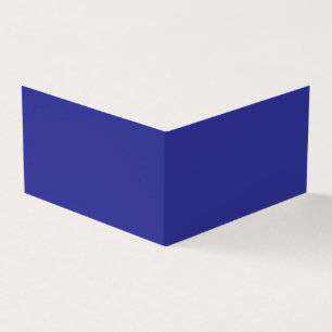 Tarjeta una pared azul con un reloj en ella