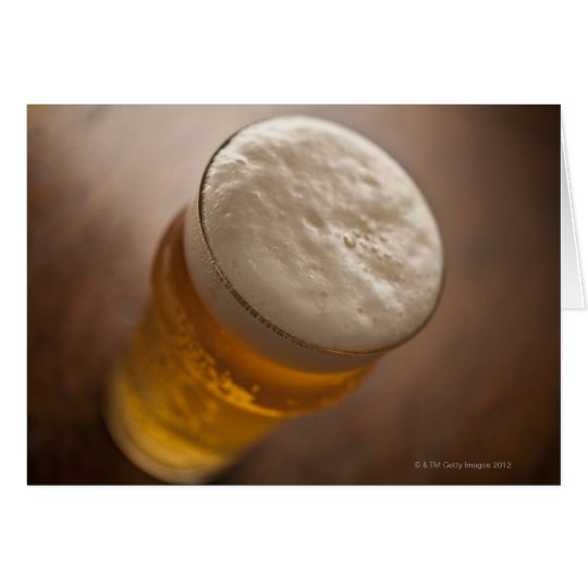 Tarjeta Una pinta de cerveza dorada, foco bajo del lir