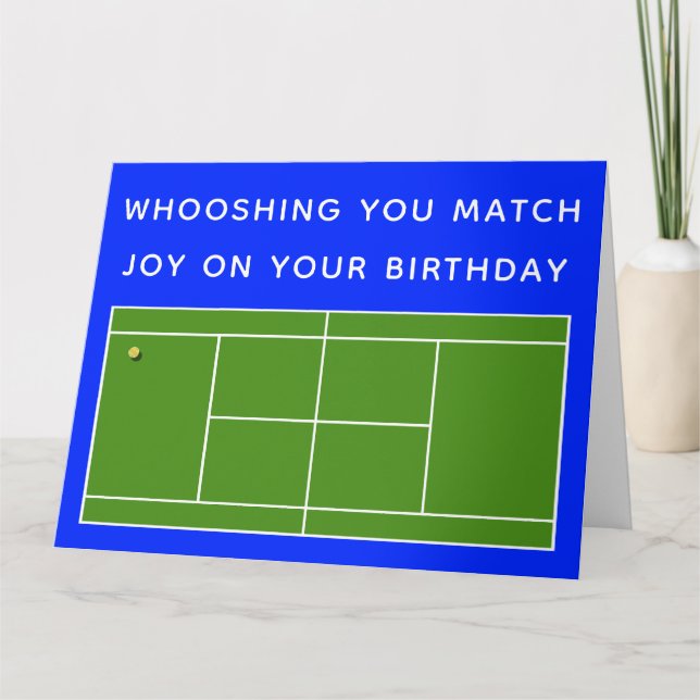 Tarjeta única de bienvenida de cumpleaños de tenis (Anverso)