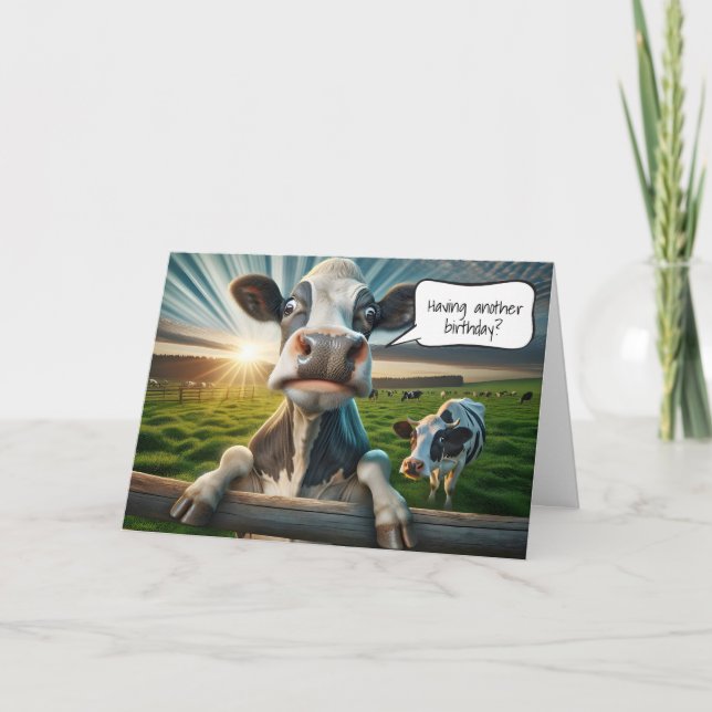 Tarjeta Vaca de cumpleaños en una cerca (Anverso)