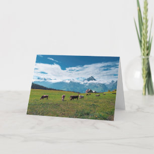 Tarjeta Vacas felices en la granja en Suiza
