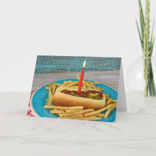 Tarjeta vela del cumpleaños en perrito caliente con las