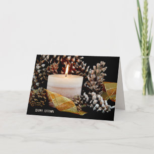 Tarjeta velas brillantes en los conos de pino