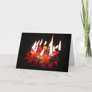 Tarjeta Velas coloridas y luminosas de "cumpleaños feliz",