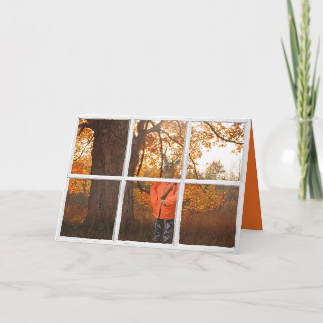 Tarjeta venado vestido de cazador en ventana y madera (Anverso)