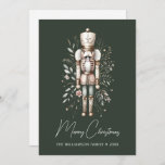 Tarjeta verde para Navidades de Nutcracker persona<br><div class="desc">Celebra la temporada de fiestas con esta encantadora y personalizada tarjeta de Navidades Nutcracker. Con un clásico ilustracion de petardos montado sobre un elegante fondo botánico, esta tarjeta es perfecta para enviar saludos festivos a la familia y amigos. Añade tu apellido y año para crear un conservador único y personalizado...</div>