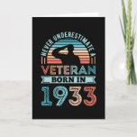 Tarjeta Veterano nacido en 1933 90º cumpleaños regalo mili<br><div class="desc">Nunca subestimes a un veterano nacido en 1933. Regalo de cumpleaños 90 ideal para un militar y militar norteamericano de 90 años que estaba en el ejército o la marina. Presencia retro para hombres,  mujeres,  papá en el Día del Padre.</div>