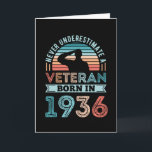 Tarjeta Veterano nacido en 1936 90º cumpleaños regalo mili<br><div class="desc">Nunca subestimes a un veterano nacido en 1936. Regalo de cumpleaños 90 ideal para un militar y militar norteamericano de 90 años que estaba en el ejército o la marina. Presencia retro para hombres,  mujeres,  papá en el Día del Padre.</div>