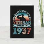 Tarjeta Veterano nacido en 1937 90º cumpleaños regalo mili<br><div class="desc">Nunca subestimes a un veterano nacido en 1937. Regalo de cumpleaños 90 ideal para un militar y militar norteamericano de 90 años que estaba en el ejército o la marina. Presencia retro para hombres,  mujeres,  papá en el Día del Padre.</div>