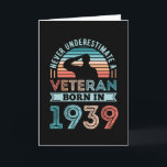 Tarjeta Veterano nacido en 1939 90 cumpleaños regalo milit<br><div class="desc">Nunca subestimes a un veterano nacido en 1939. Regalo de cumpleaños 90 ideal para un militar y militar norteamericano de 90 años que estaba en el ejército o la marina. Presencia retro para hombres,  mujeres,  papá en el Día del Padre.</div>