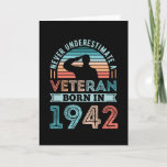 Tarjeta Veterano nacido en 1942 80º cumpleaños regalo mili<br><div class="desc">Nunca subestimes a un veterano nacido en 1942. Regalo de cumpleaños número 80 ideal para un militar estadounidense de 80 años que estaba en el ejército o la marina. Presencia retro para hombres,  mujeres,  papá en el Día del Padre.</div>