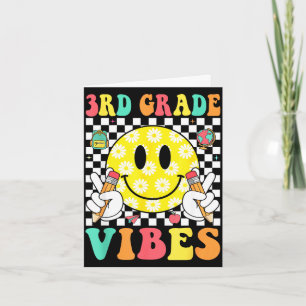 Tarjeta vibraciones de 3er grado cara sonriente retro maes
