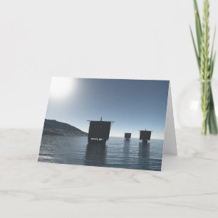 Tarjeta Viking Longships se acercan en una noche iluminada