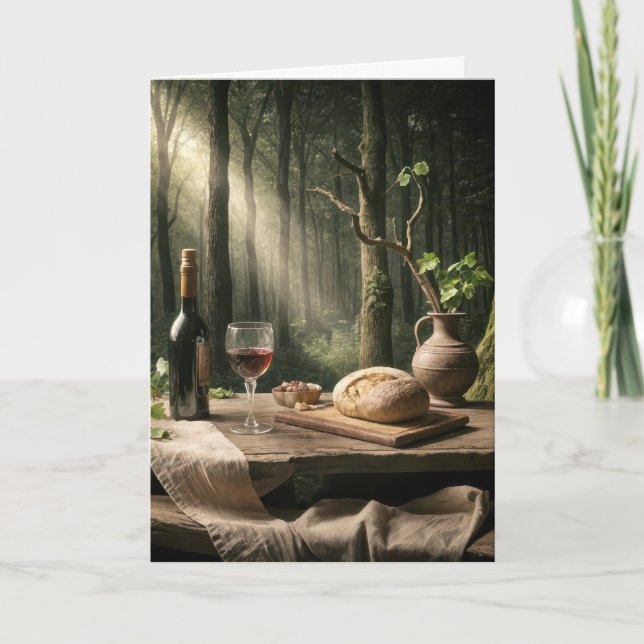 Tarjeta Vino de cumpleaños y pan en mesa del bosque (Anverso)