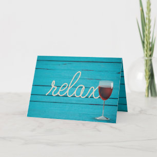 Tarjeta vino tinto y texto de cuerda de relajar en madera
