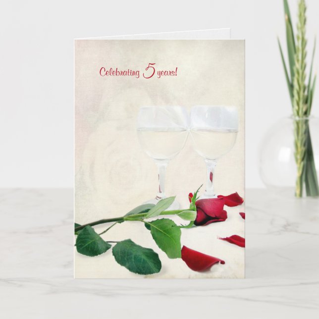 Tarjeta vino y rosa rojo para el quinto aniversario (Anverso)
