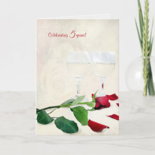 Tarjeta vino y rosa rojo para el quinto aniversario