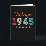 Tarjeta Vintage 1945 80th Birthday Retro Gift de 80 años<br><div class="desc">Este diseño retro de 1945 de Vintage hace un gran regalo para hombres y mujeres que cumplen 80 años. Regalos de cumpleaños para él y para ella. Para una leyenda de abuelo,  abuelo o abuela increíble,  mamá o papá.</div>
