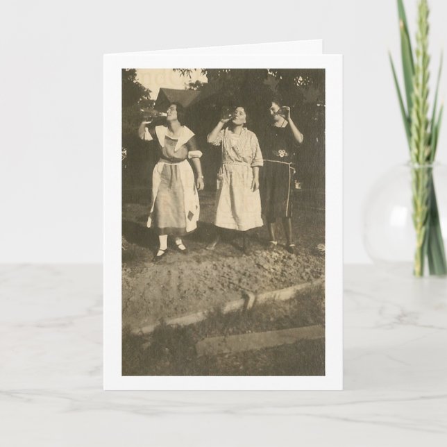 Tarjeta Vintage - 3 mujeres cavando botellas, (Anverso)