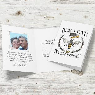 Tarjeta Vintage Bee-lieve en tu graduación de Abeja de via