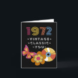 Tarjeta Vintage Birthday 1972 Retro Design for Friend<br><div class="desc">Nacido en 1972 Vintage Birthday for Friend. Vintage,  Classic,  You text en la portada. Una mariposa retro,  un registro de LP y una flor aparecen en la portada. Arte,  imagen y verso copyright © Shoaff Ballanger Studios,  2022.</div>