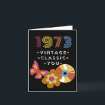 Tarjeta Vintage Birthday 1973 Retro Design for Friend<br><div class="desc">Nacido en 1973 Vintage Birthday for Friend. Vintage,  Classic,  You text en la portada. Una mariposa retro,  un registro de LP y una flor aparecen en la portada. Arte,  imagen y verso copyright © Shoaff Ballanger Studios,  2022.</div>