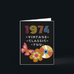 Tarjeta Vintage Birthday 1974 Retro Design for Friend<br><div class="desc">Nacido en 1974 Vintage Birthday for Friend. Vintage,  Classic,  You text en la portada. Una mariposa retro,  un registro de LP y una flor aparecen en la portada. Arte,  imagen y verso copyright © Shoaff Ballanger Studios,  2022.</div>