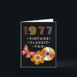 Tarjeta Vintage Birthday 1977 Retro Design for Friend<br><div class="desc">Nacido en 1977 Vintage Birthday for Friend. Vintage,  Classic,  You text en la portada. Una mariposa retro,  un registro de LP y una flor aparecen en la portada. Arte,  imagen y verso copyright © Shoaff Ballanger Studios,  2022.</div>