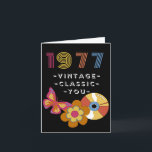 Tarjeta Vintage Birthday 1977 Retro Design for Friend<br><div class="desc">Nacido en 1977 Vintage Birthday for Friend. Vintage,  Classic,  You text en la portada. Una mariposa retro,  un registro de LP y una flor aparecen en la portada. Arte,  imagen y verso copyright © Shoaff Ballanger Studios,  2022.</div>