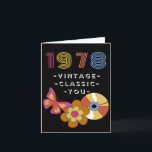 Tarjeta Vintage Birthday 1978 Retro Design for Friend<br><div class="desc">Nacido en 1978 Vintage Birthday for Friend. Vintage,  Classic,  You text en la portada. Una mariposa retro,  un registro de LP y una flor aparecen en la portada. Arte,  imagen y verso copyright © Shoaff Ballanger Studios,  2022.</div>