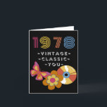 Tarjeta Vintage Birthday 1978 Retro Design for Friend<br><div class="desc">Nacido en 1978 Vintage Birthday for Friend. Vintage,  Classic,  You text en la portada. Una mariposa retro,  un registro de LP y una flor aparecen en la portada. Arte,  imagen y verso copyright © Shoaff Ballanger Studios,  2022.</div>