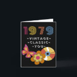 Tarjeta Vintage Birthday 1979 Retro Design for Friend<br><div class="desc">Nacido en 1979 Vintage Birthday for Friend. Vintage,  Classic,  You text en la portada. Una mariposa retro,  un registro de LP y una flor aparecen en la portada. Arte,  imagen y verso copyright © Shoaff Ballanger Studios,  2022.</div>