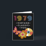 Tarjeta Vintage Birthday 1979 Retro Design for Friend<br><div class="desc">Nacido en 1979 Vintage Birthday for Friend. Vintage,  Classic,  You text en la portada. Una mariposa retro,  un registro de LP y una flor aparecen en la portada. Arte,  imagen y verso copyright © Shoaff Ballanger Studios,  2022.</div>