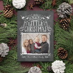 Tarjeta Vintage Chalkboard Merry Little Navidades<br><div class="desc">Esta vintage tarjeta de fotos de estilo pizarra incluye la frase "ten un Navidad pequeño y alegre" en letras a mano y con acentos dibujados a mano. ¡personalizar con tu foto y nombres de familia!</div>