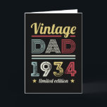 Tarjeta Vintage Dad 1934 90th Birthday Gift Men Retro<br><div class="desc">Este diseño retro de cumpleaños número 90 de esta Vintage de papá de 1934 hace un gran regalo de los padres para los hombres que cumplen 90 años. Regalos de cumpleaños para él. Para una leyenda increíble,  papá. Diseño de estilo de los años 60 y 70 para un hombre.</div>